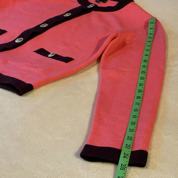 ❌SOLD❌ CHANEL 100% Cashmere Two-Tone CC Button Cardigan (fits S/M) - Picture 14 of 15